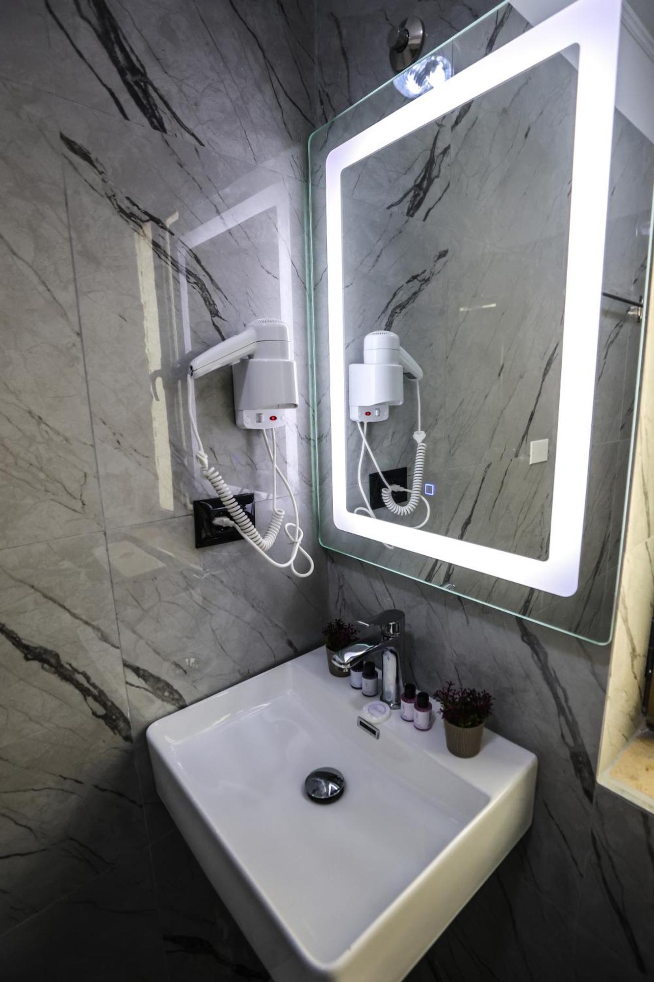 Vila Alizee Hotel Tirana Exterior photo